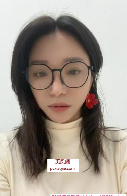 戴眼镜的大胸御姐