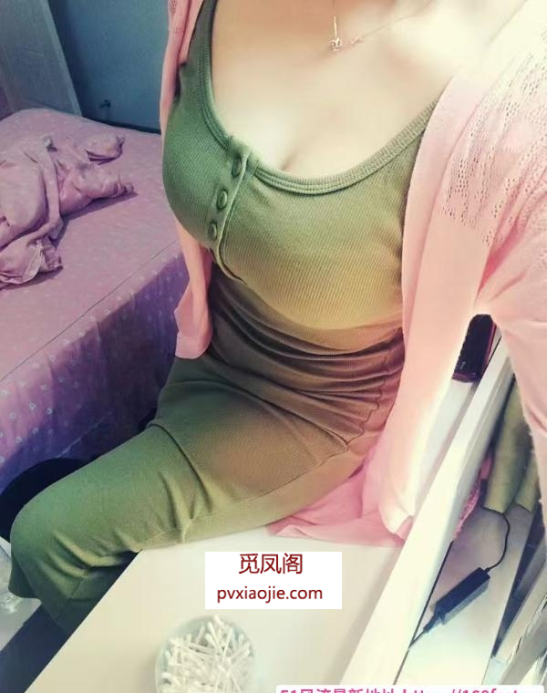 酷似明星柳岩大胸美女