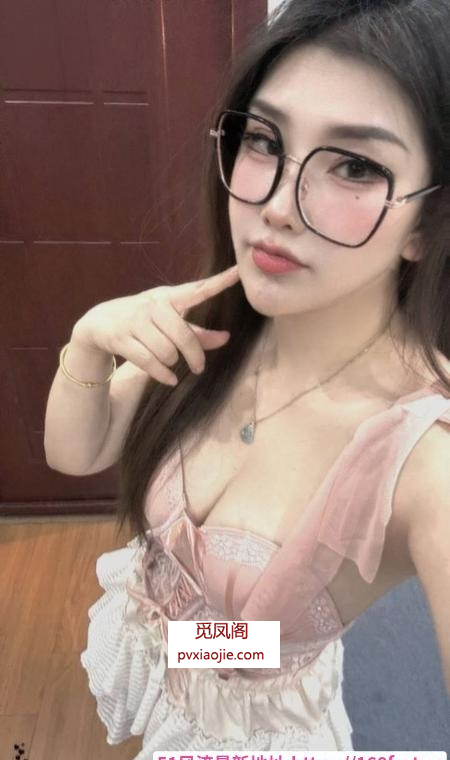 大胸风骚眼镜御姐