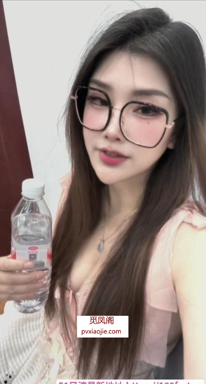 大胸风骚眼镜御姐