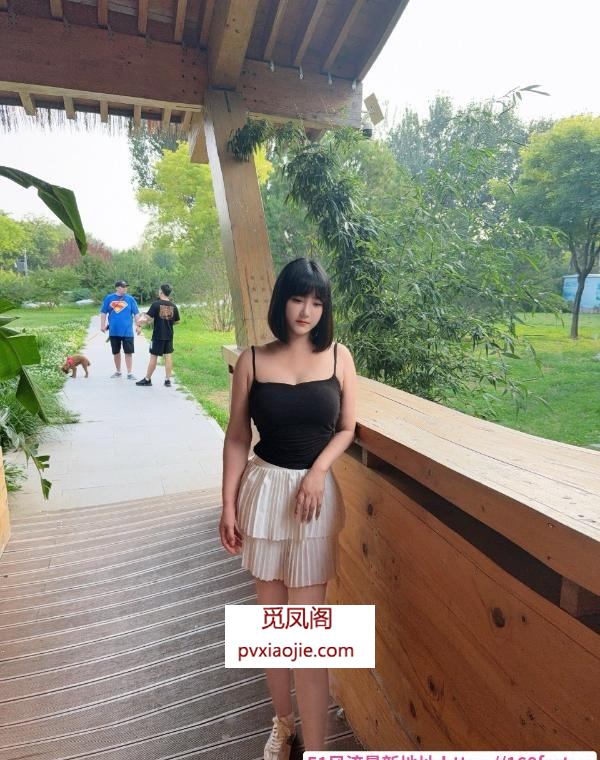 甜美短发大胸小姐姐