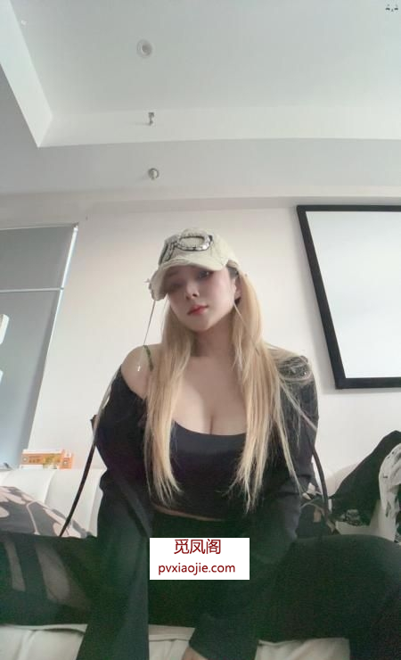 个人居家中项口爆美女