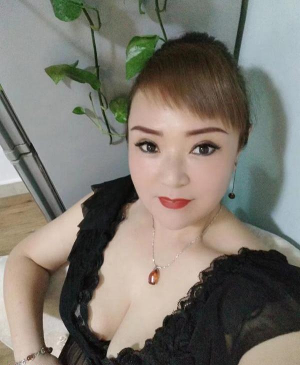 皮肤白嫩啵大骚少妇