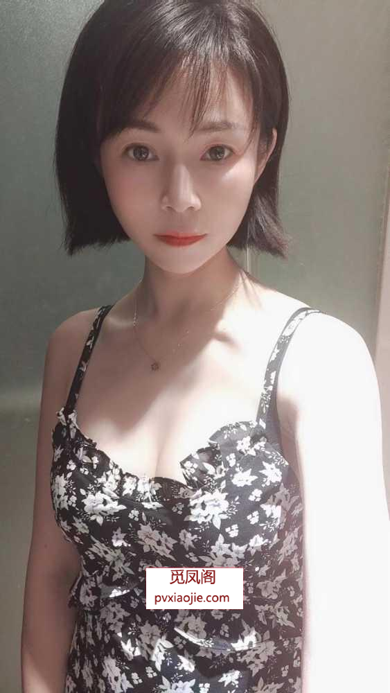 性感小花裙短发妹