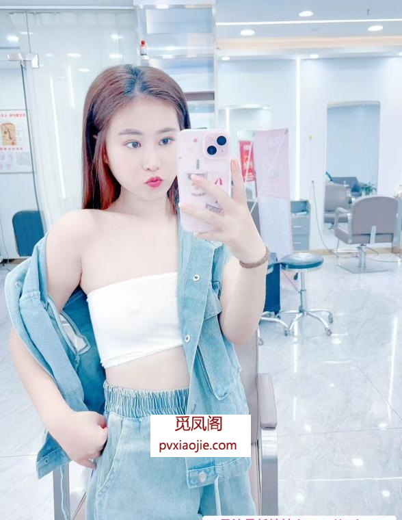 粉嫩美乳白虎妹