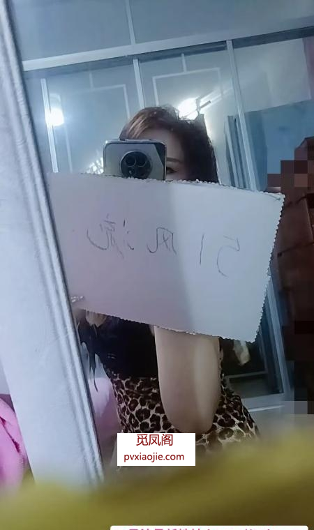 四川皮肤白貌美骚货