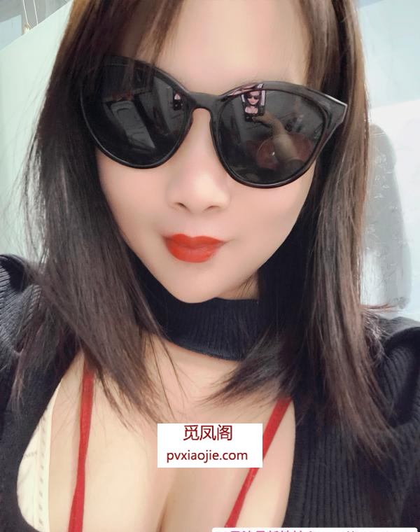 大胸肥臀小骚妇