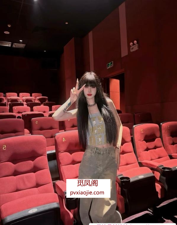 高挑纹身女菜菜