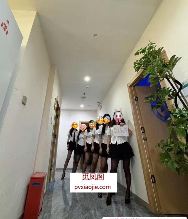 清涩8位小姐姐在店