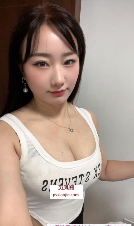 制服大胸小姐姐